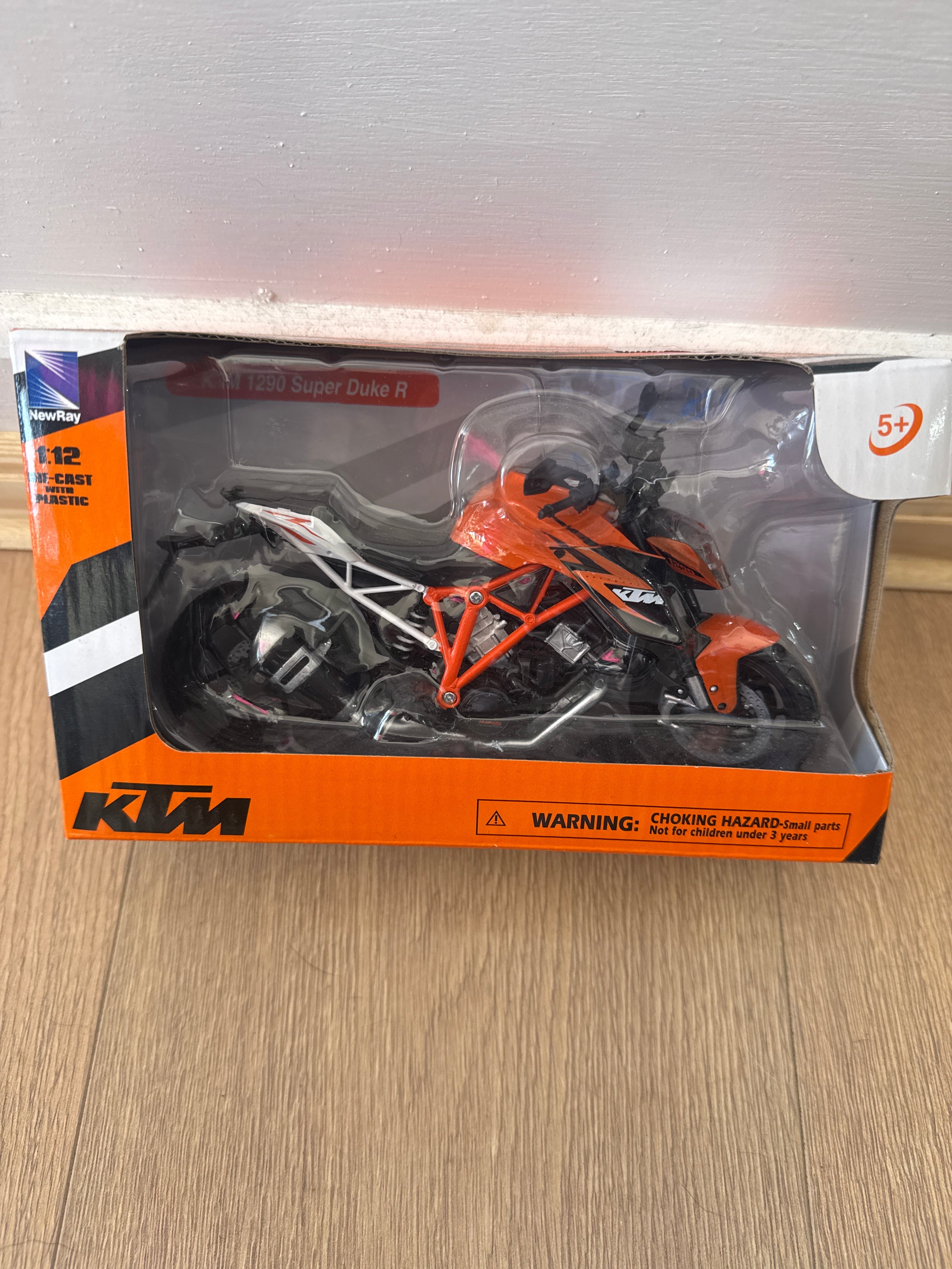 KTM 1290 Superduke R Orange 1:12